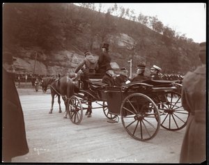 Pohled na vojáky, včetně kontraadmirála Robleyho Dunglisona Evanse, a prince v kočáře ve West Pointu, 1905 (stříbrný želatinový tisk)